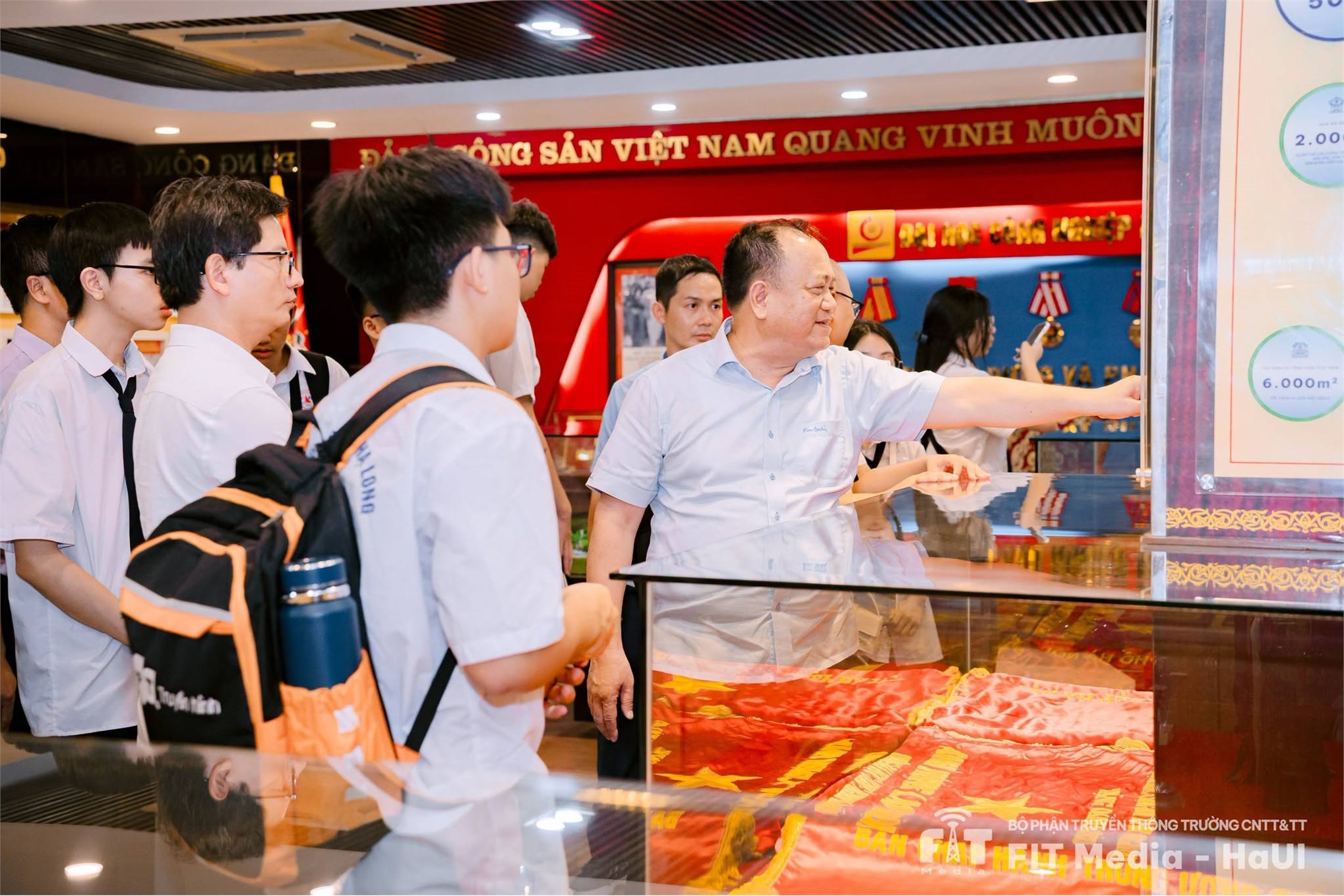 Trường Công nghệ thông tin và Truyền thông chào đón học sinh Trường THPT Chuyên Hạ Long đến tham quan, trải nghiệm môi trường học tập công nghệ