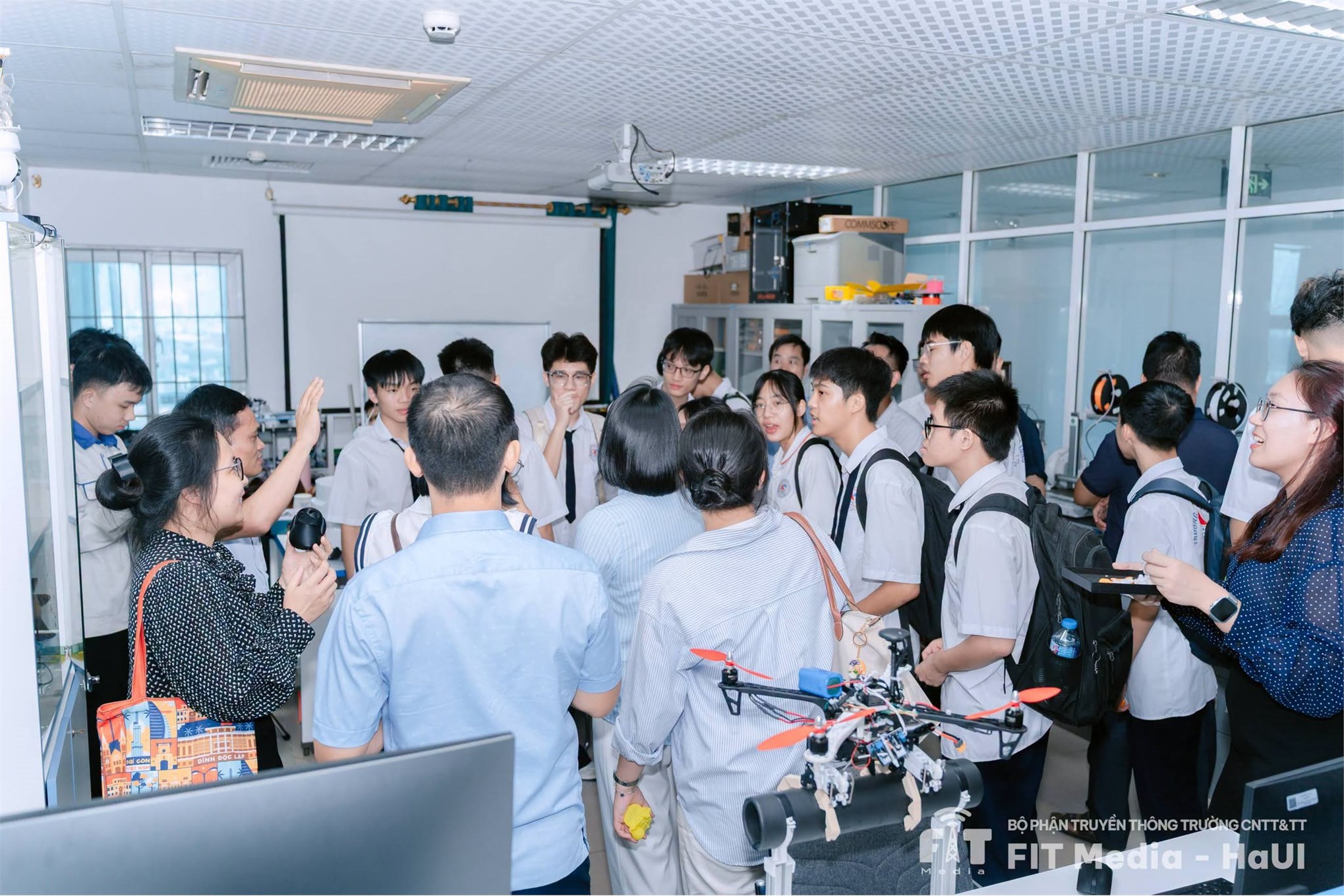 Trường Công nghệ thông tin và Truyền thông chào đón học sinh Trường THPT Chuyên Hạ Long đến tham quan, trải nghiệm môi trường học tập công nghệ