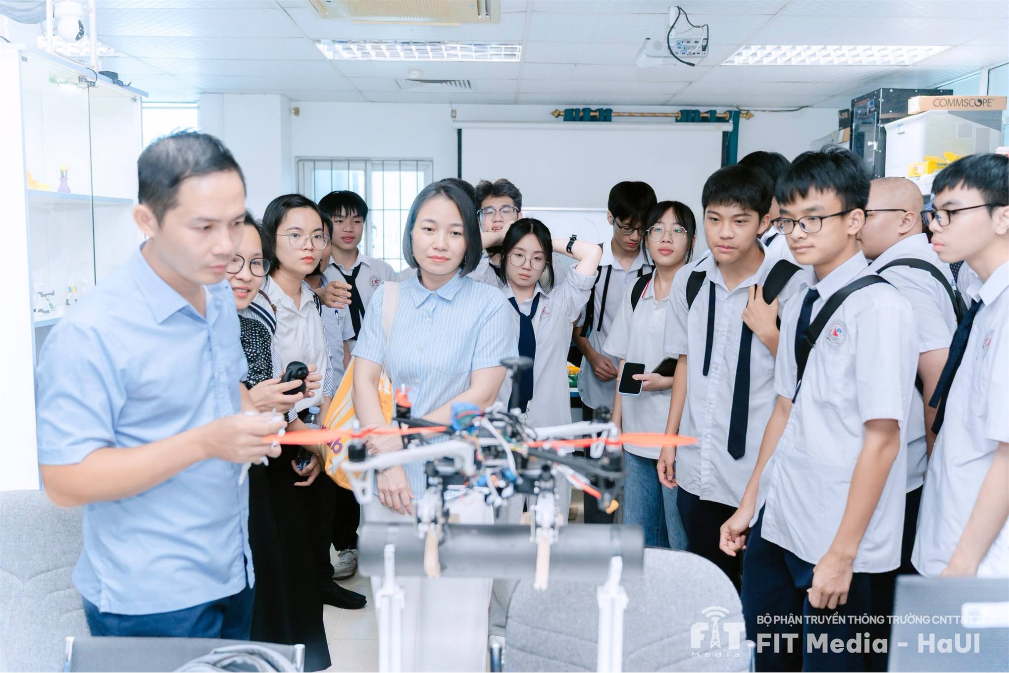 Trường Công nghệ thông tin và Truyền thông chào đón học sinh Trường THPT Chuyên Hạ Long đến tham quan, trải nghiệm môi trường học tập công nghệ