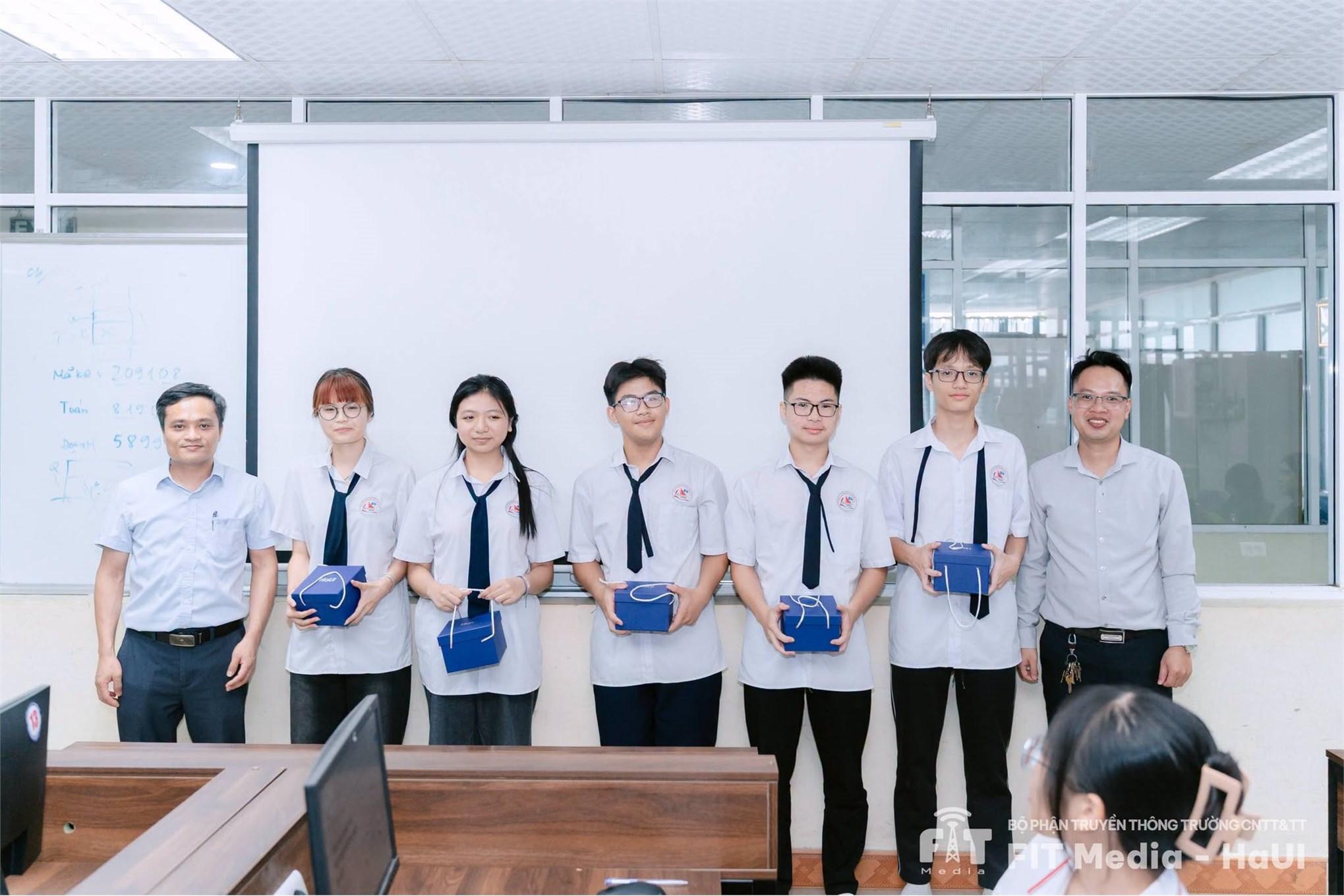 Trường Công nghệ thông tin và Truyền thông chào đón học sinh Trường THPT Chuyên Hạ Long đến tham quan, trải nghiệm môi trường học tập công nghệ