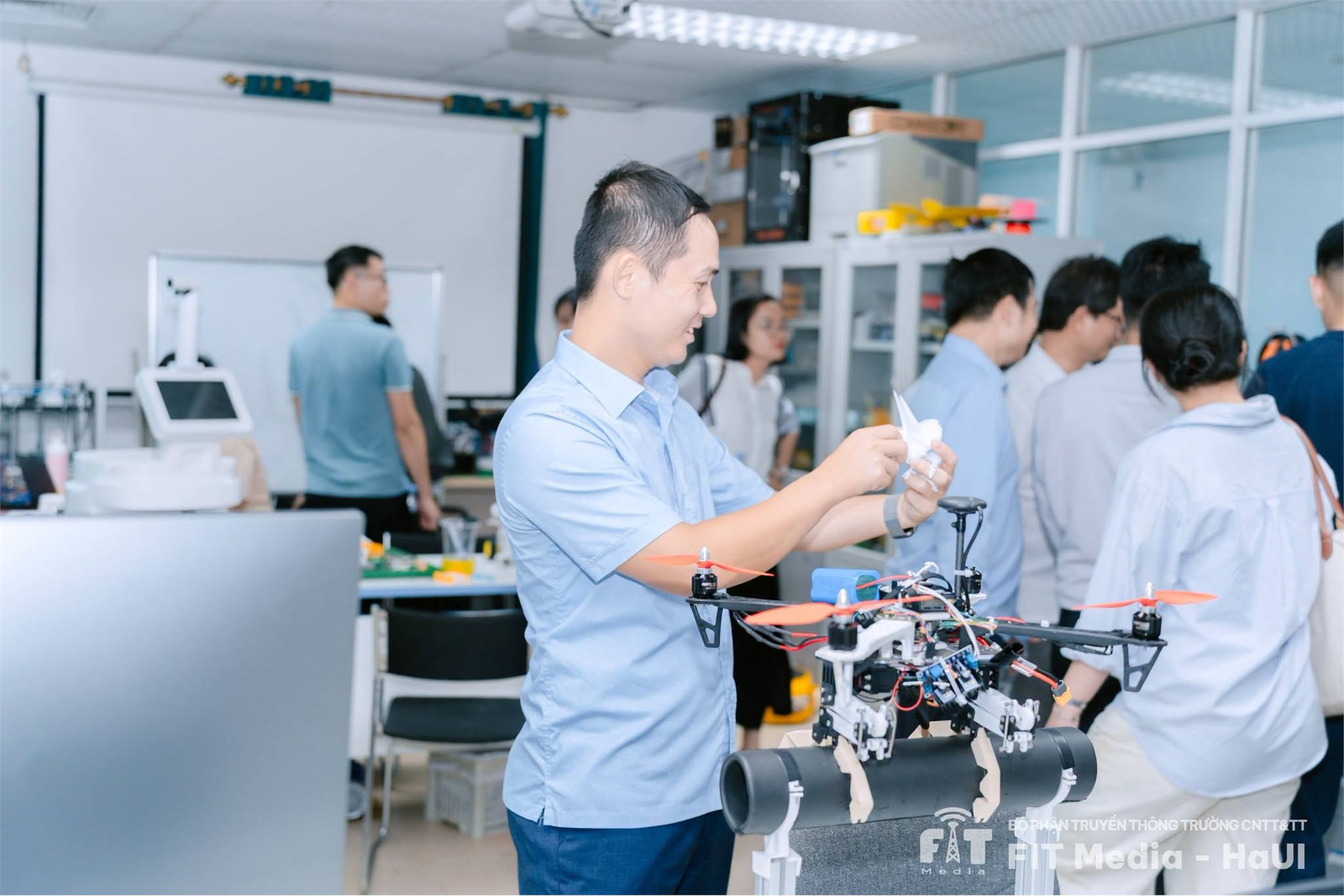 Trường Công nghệ thông tin và Truyền thông chào đón học sinh Trường THPT Chuyên Hạ Long đến tham quan, trải nghiệm môi trường học tập công nghệ