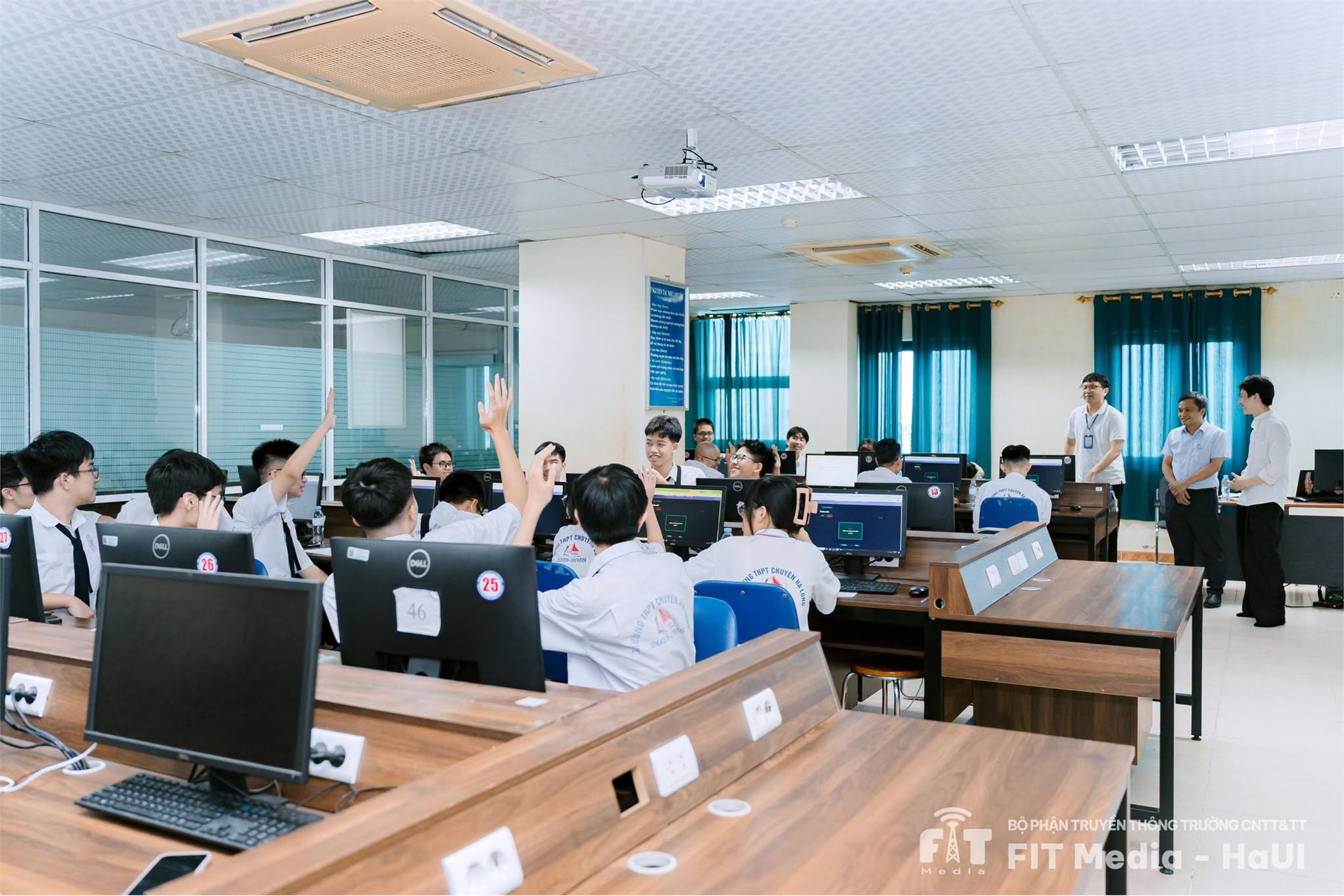 Trường Công nghệ thông tin và Truyền thông chào đón học sinh Trường THPT Chuyên Hạ Long đến tham quan, trải nghiệm môi trường học tập công nghệ