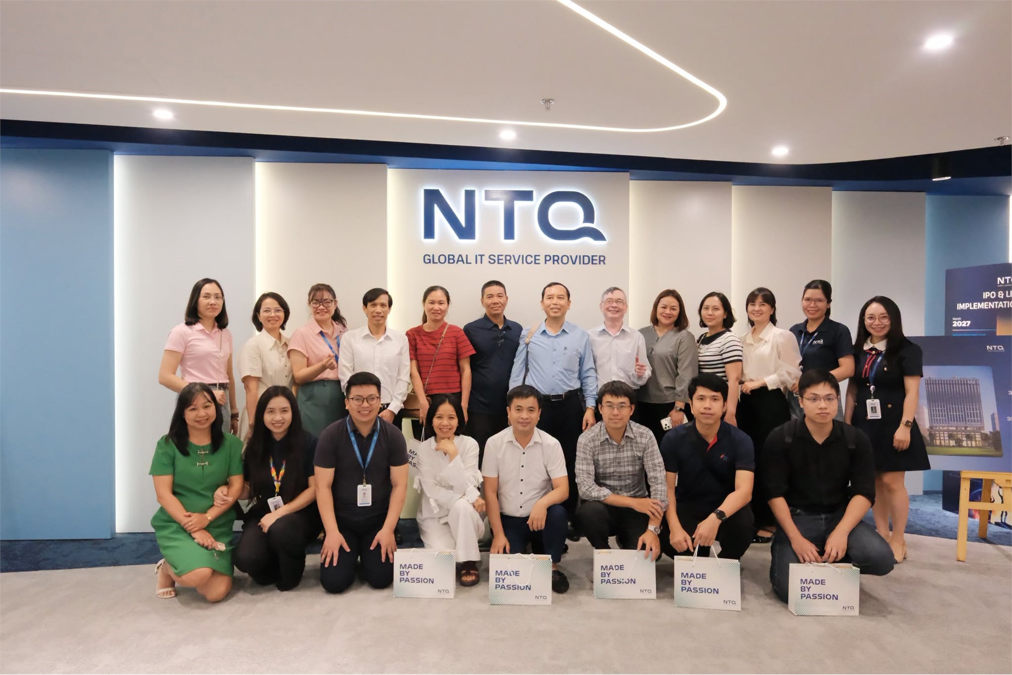 Khoa Khoa học máy tính – Trường Công nghệ Thông tin và Truyền thông thăm quan, làm việc tại NTQ Solution