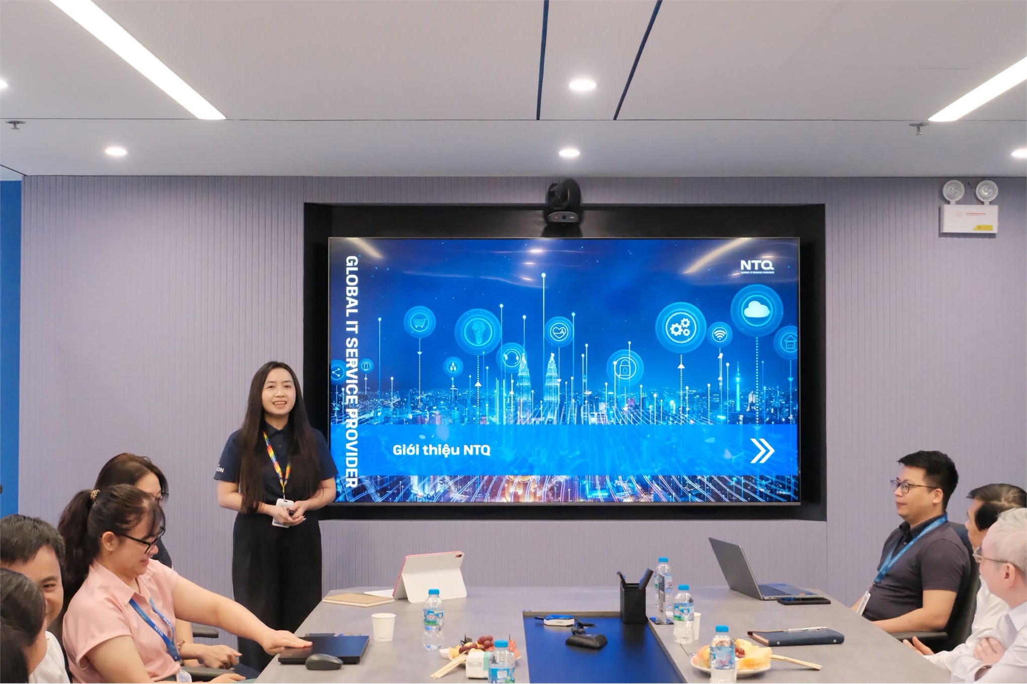 Khoa Khoa học máy tính – Trường Công nghệ Thông tin và Truyền thông thăm quan, làm việc tại NTQ Solution