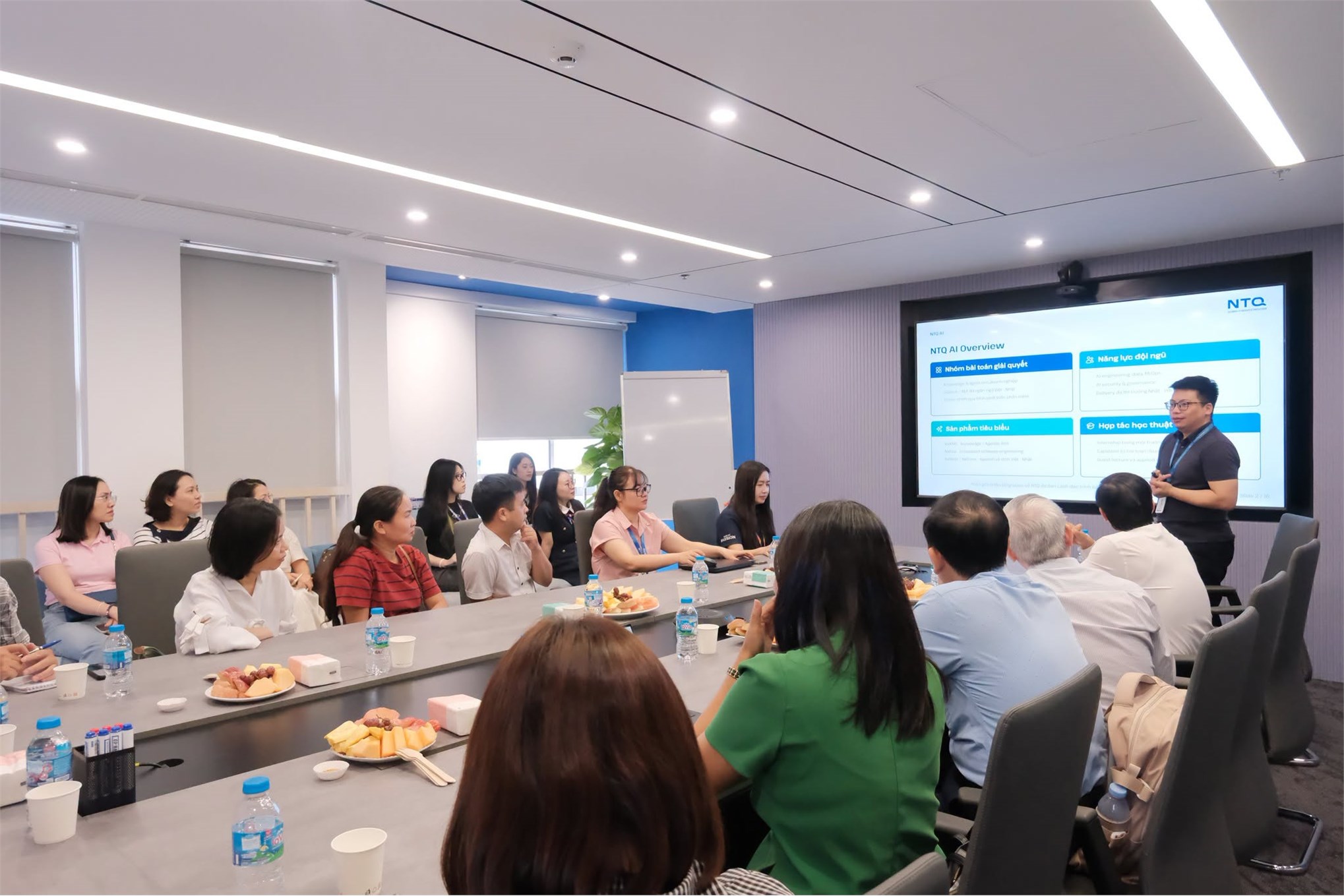 Khoa Khoa học máy tính – Trường Công nghệ Thông tin và Truyền thông thăm quan, làm việc tại NTQ Solution