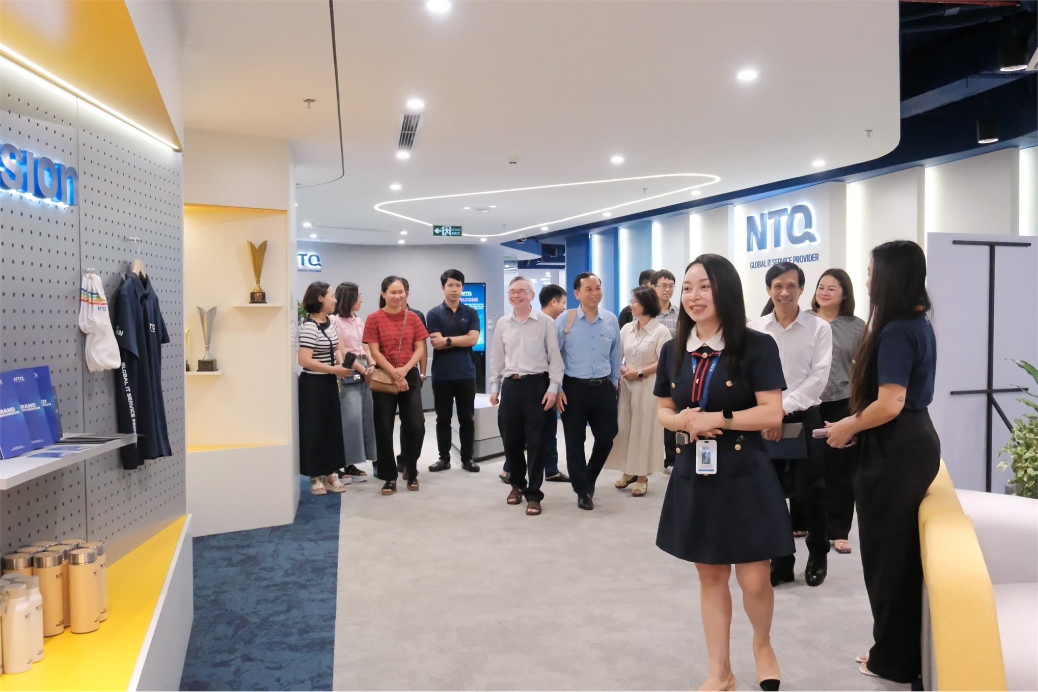 Khoa Khoa học máy tính – Trường Công nghệ Thông tin và Truyền thông thăm quan, làm việc tại NTQ Solution