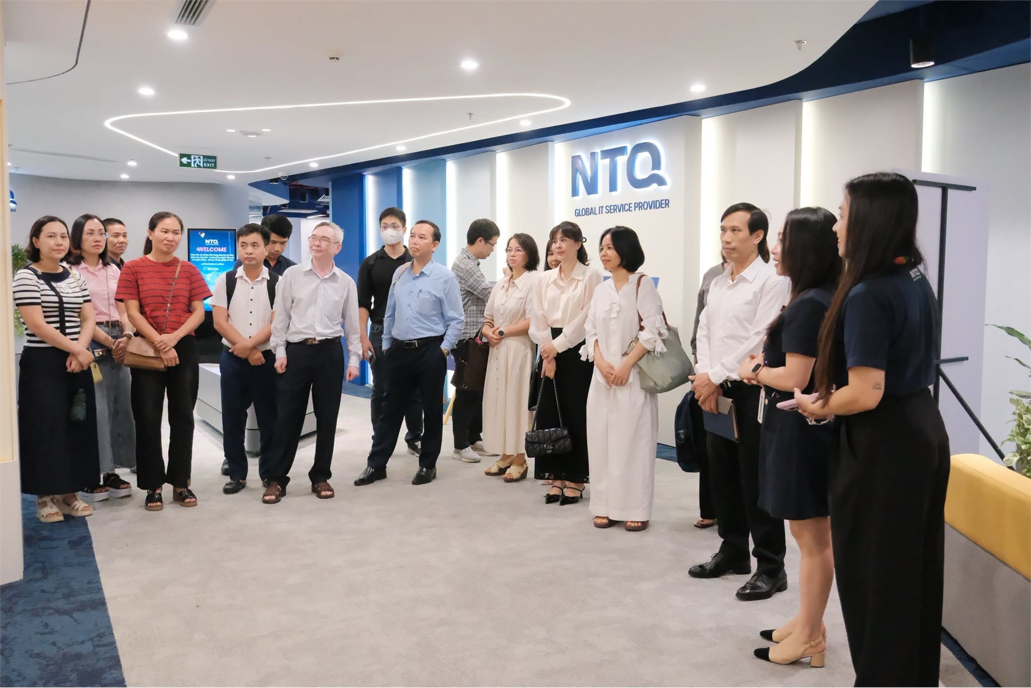 Khoa Khoa học máy tính – Trường Công nghệ Thông tin và Truyền thông thăm quan, làm việc tại NTQ Solution