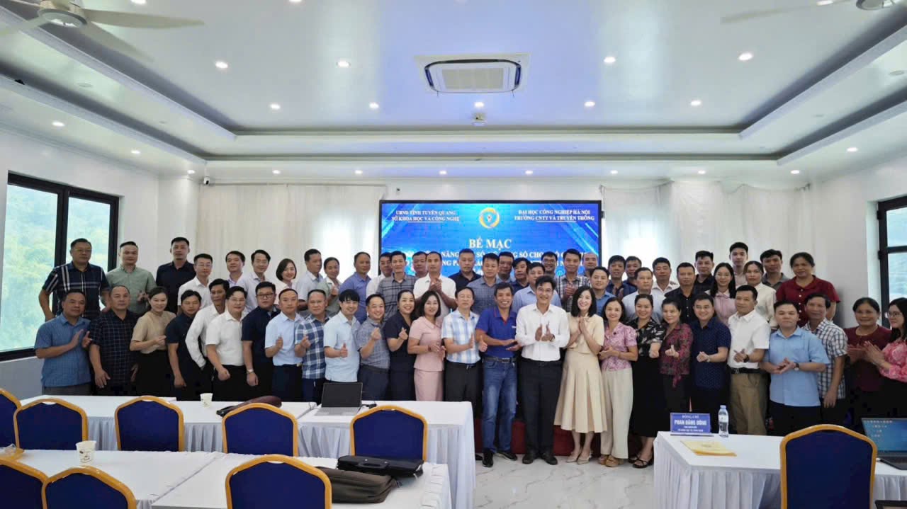 Bế giảng lớp bồi dưỡng năng lực số, kỹ năng số cho lãnh đạo cấp phó và cán bộ phụ trách CNTT, chuyển đổi số tỉnh Tuyên Quang năm 2026