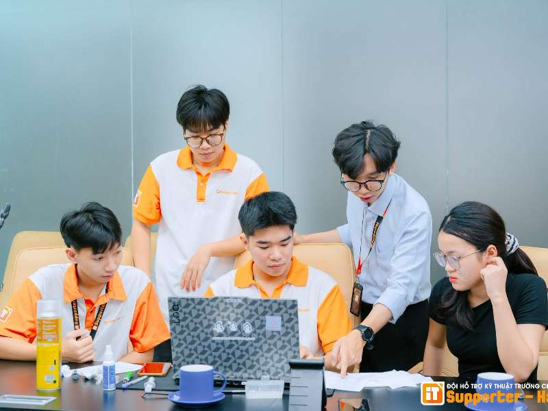 IT Supporter tận tâm chăm sóc laptop, đồng hành cùng sinh viên