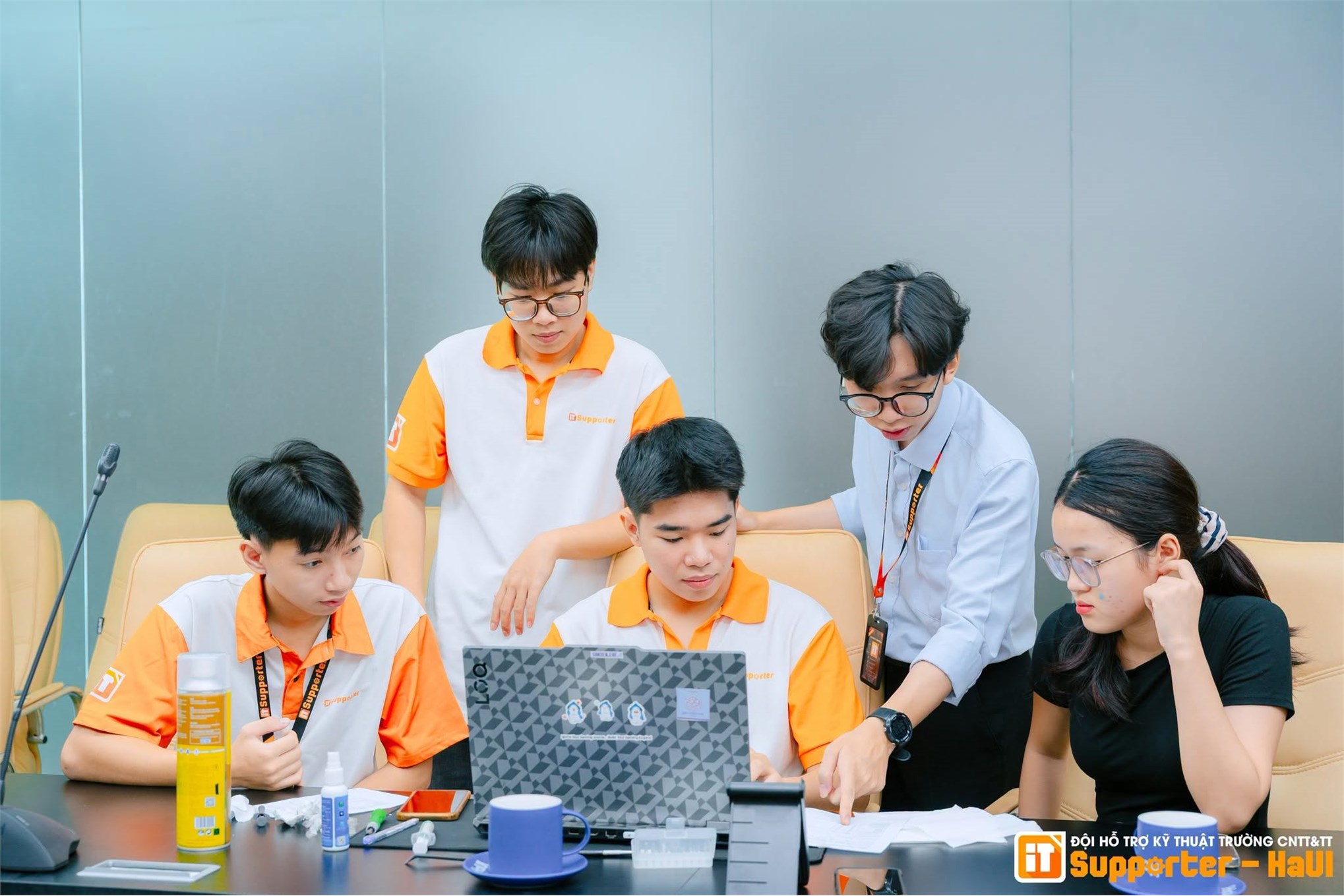 IT Supporter tận tâm chăm sóc laptop, đồng hành cùng sinh viên