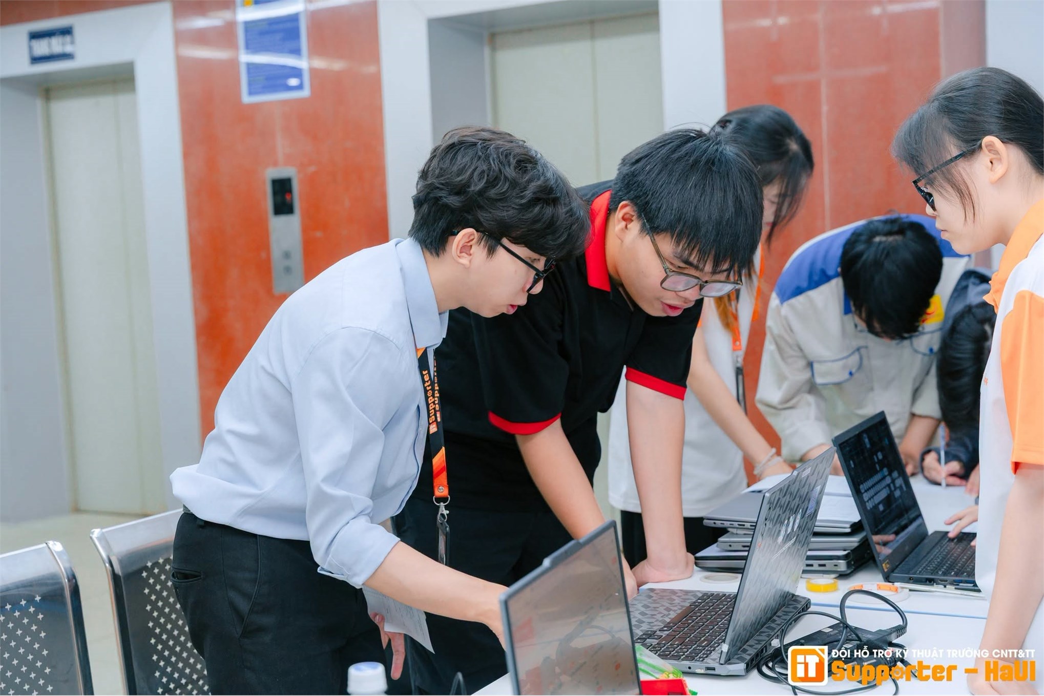 IT Supporter tận tâm chăm sóc laptop, đồng hành cùng sinh viên