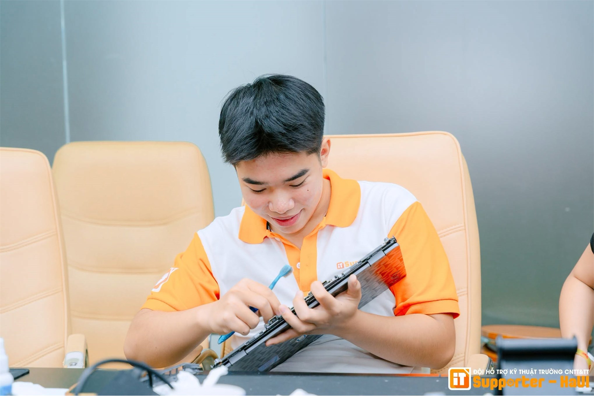 IT Supporter tận tâm chăm sóc laptop, đồng hành cùng sinh viên