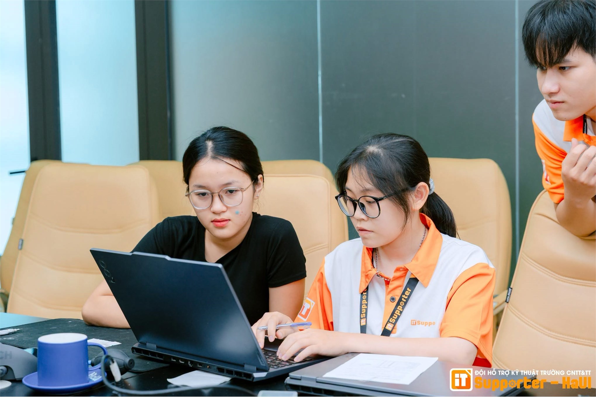 IT Supporter tận tâm chăm sóc laptop, đồng hành cùng sinh viên