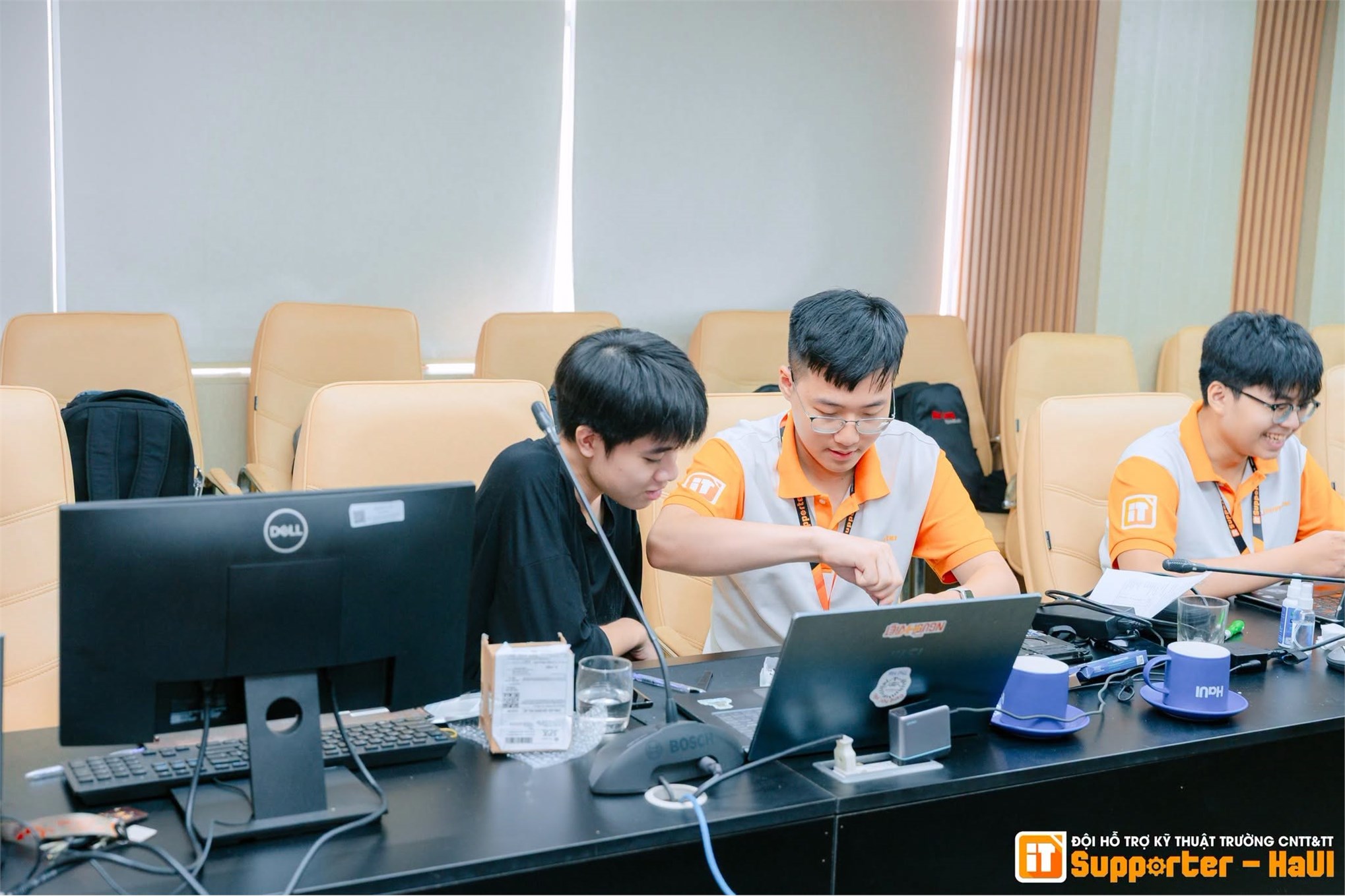 IT Supporter tận tâm chăm sóc laptop, đồng hành cùng sinh viên