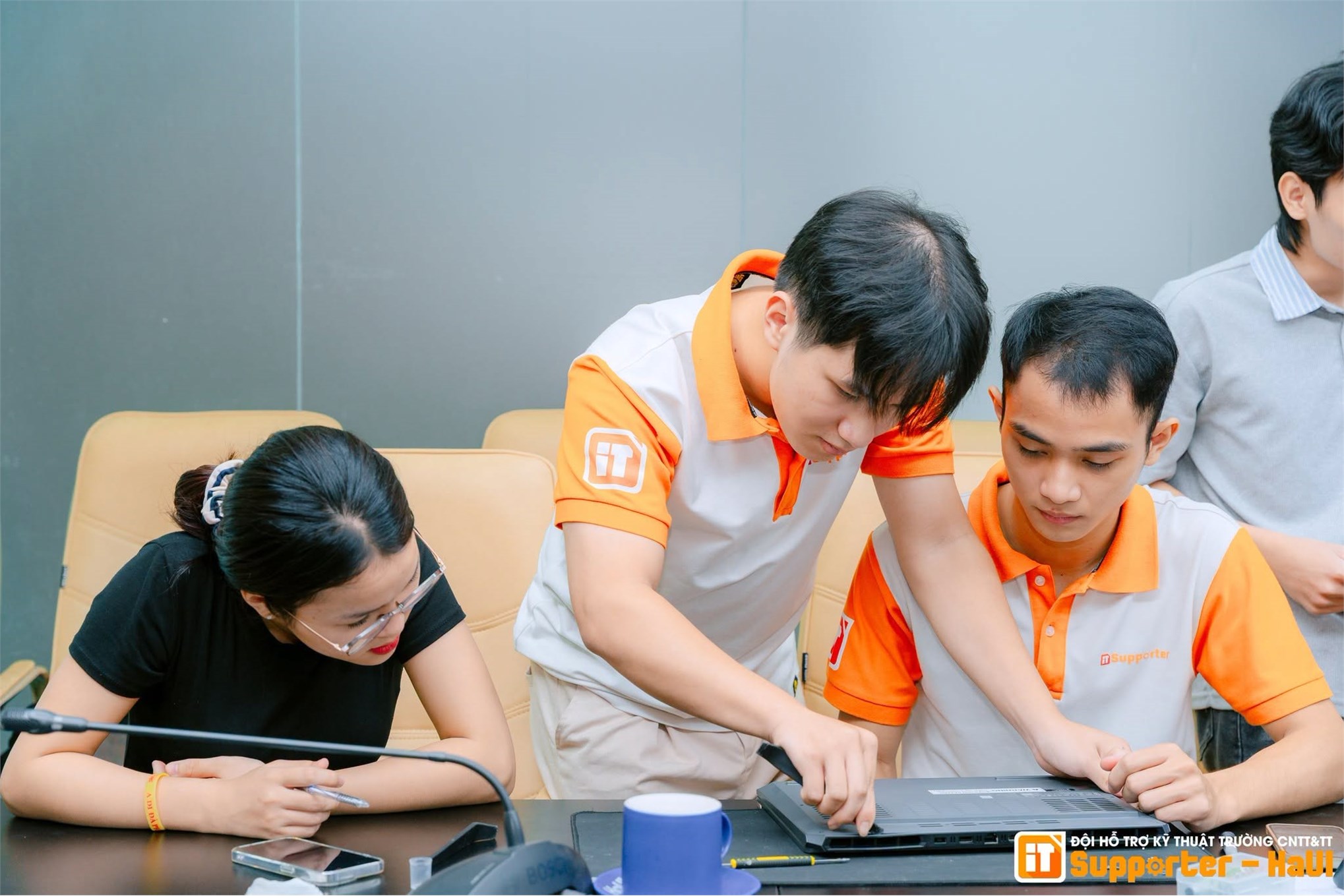 IT Supporter tận tâm chăm sóc laptop, đồng hành cùng sinh viên
