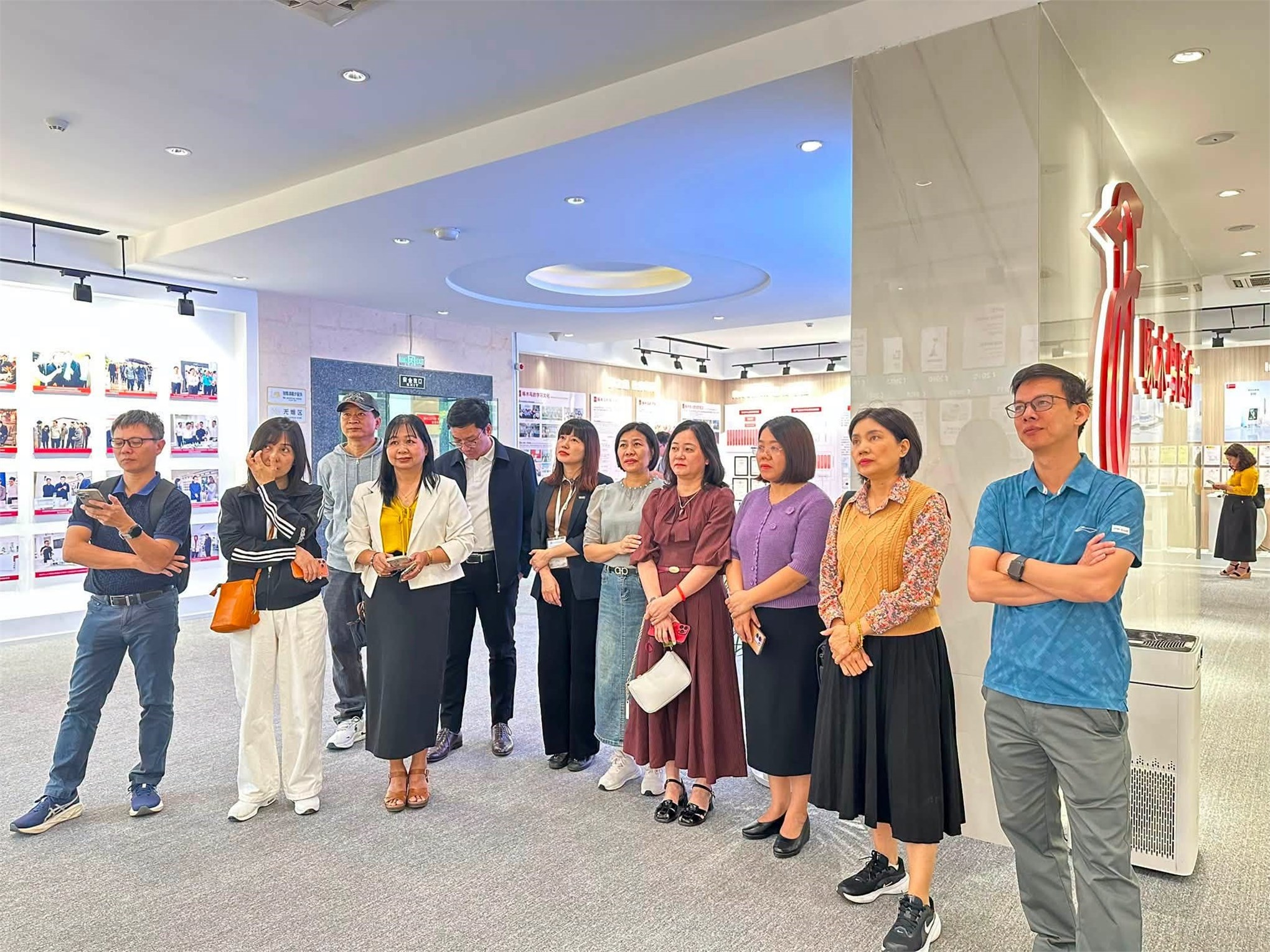 HaUI học tập thực tế tại doanh nghiệp Trung Quốc - Khám phá công nghệ điện và thiết bị y tế